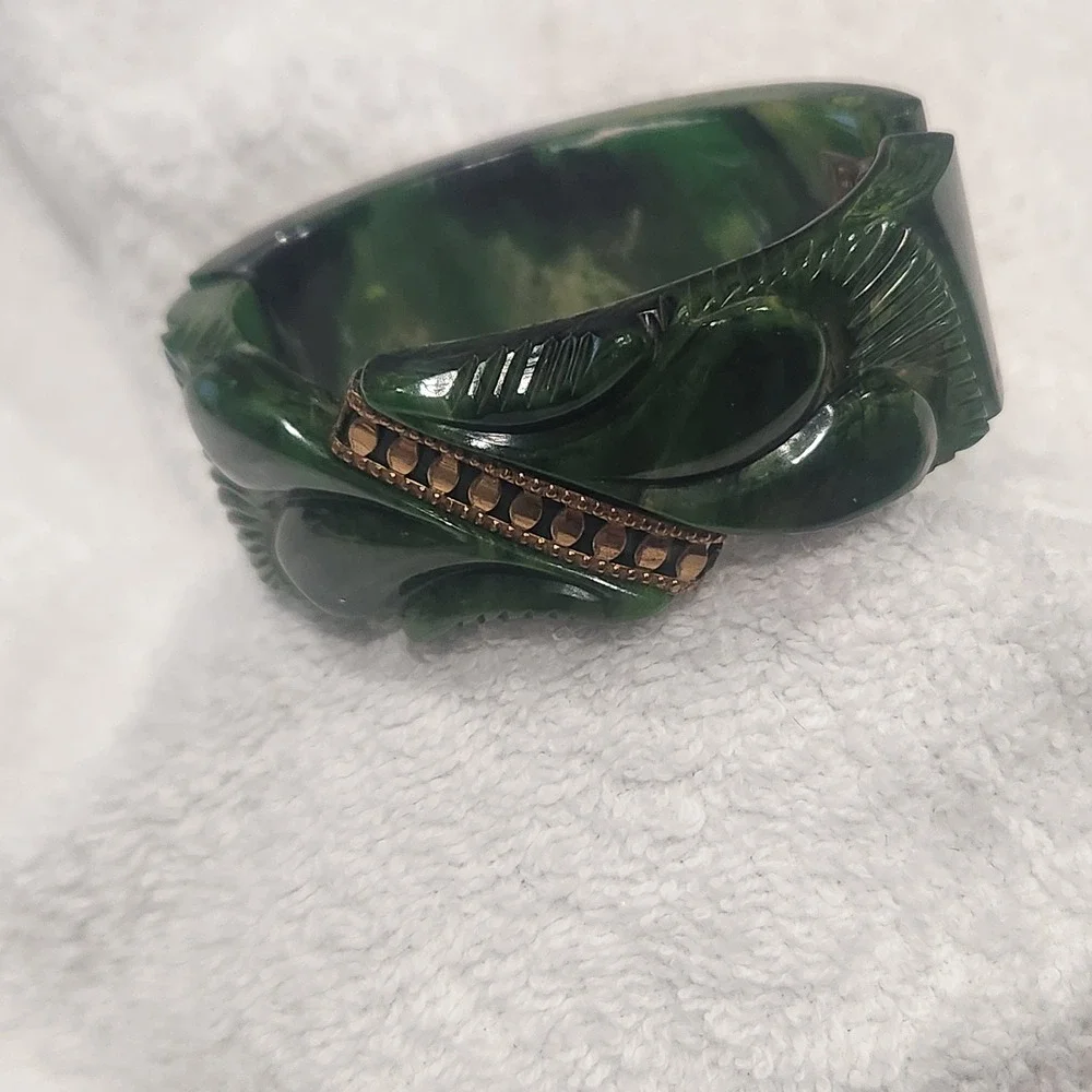 Vintage Green Marbled Bakelite Clamper Bracelet‎ Carved Art Deco Hinged Bangle
